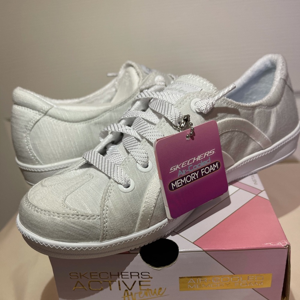 Sketchers walking shoes in size 7